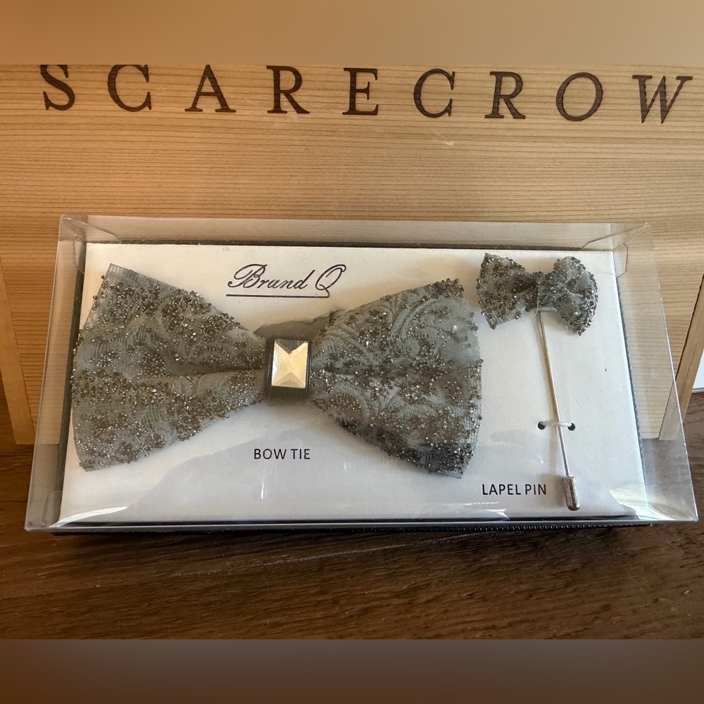 Brand Q - Gray Bow Tie and Lapel Pin Set